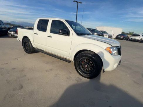 Used 2020 Nissan Frontier SV w/ Midnight Edition Floor Mats image 2