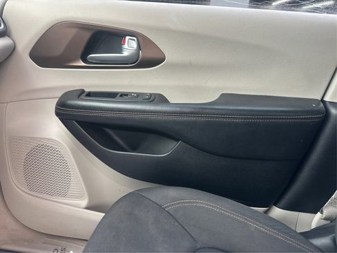 Used 2017 Chrysler Pacifica Touring Plus w/ Tire & Wheel Group image 29