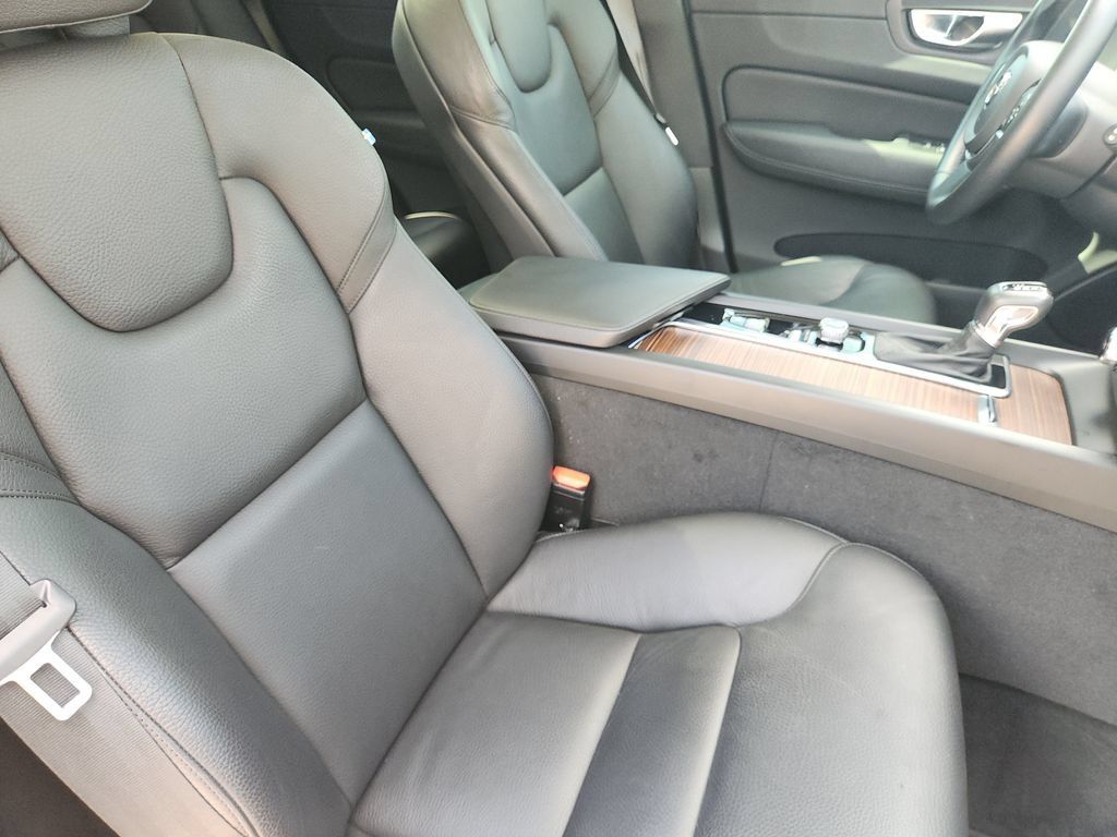Used 2021 Volvo XC60 T5 Momentum w/ Premium Package FWD image 23
