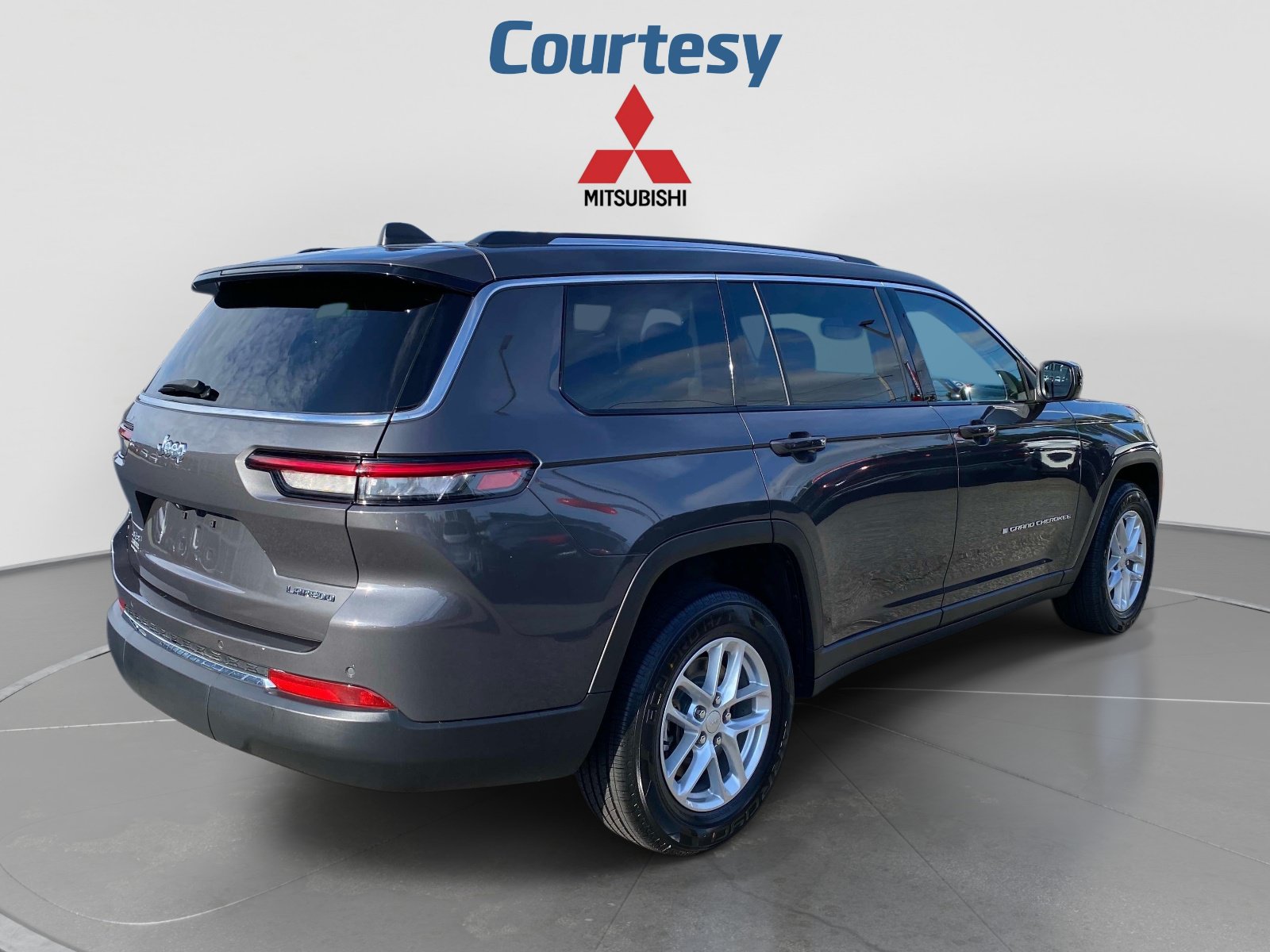 Used 2023 Jeep Grand Cherokee L Laredo AWD/4WD image 6