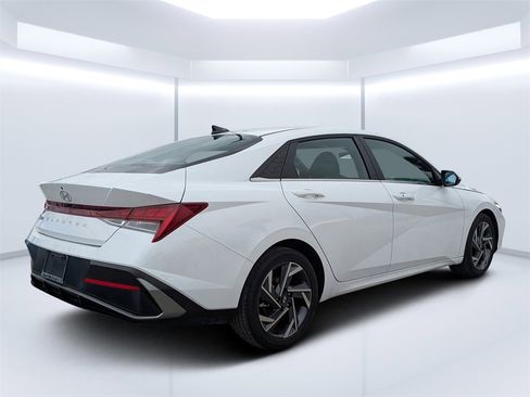 Used 2025 Hyundai Elantra SEL image 3