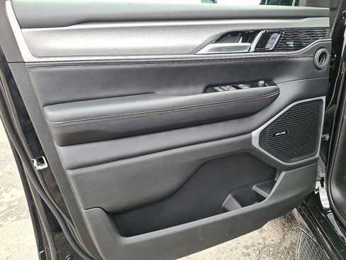 New 2025 Jeep Wagoneer L Series II w/ Premium Group I image 10