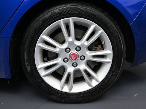 Used 2017 Jaguar XE Premium image 13