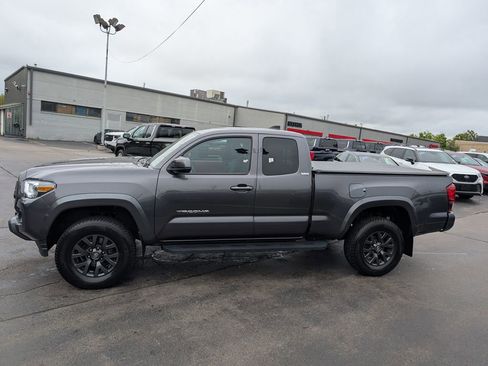 Certified 2022 Toyota Tacoma SR5 AWD/4WD image 3