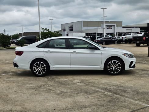 Used 2025 Volkswagen Jetta Sport FWD image 2