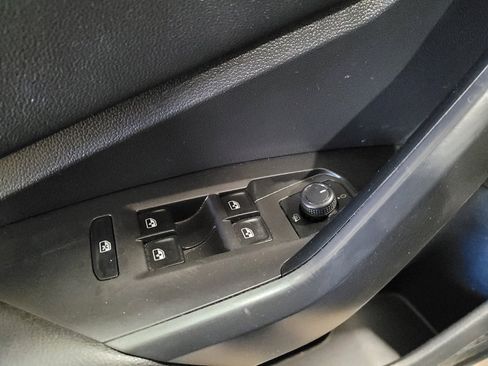 Used 2019 Volkswagen Jetta SE w/ Cold Weather Package FWD image 27