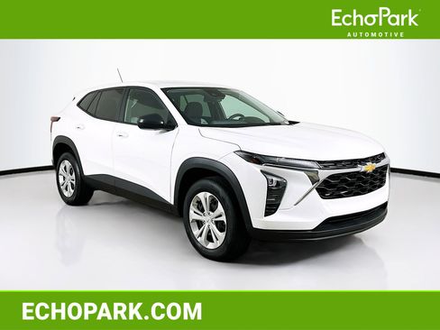 Used 2025 Chevrolet Trax LS image 1