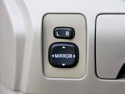Used 2010 Toyota Camry LE FWD image 36