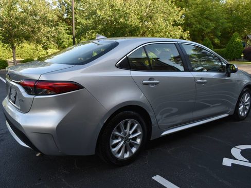 Used 2021 Toyota Corolla XLE FWD image 3