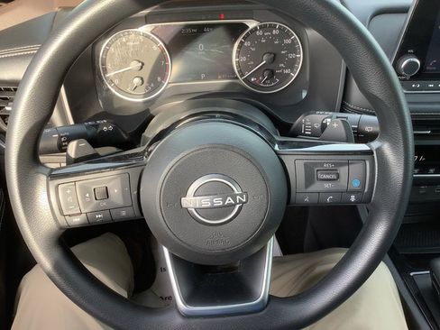 Used 2023 Nissan Rogue SV image 15