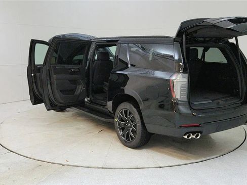 Used 2025 Chevrolet Suburban RST w/ Comfort Package AWD/4WD image 11