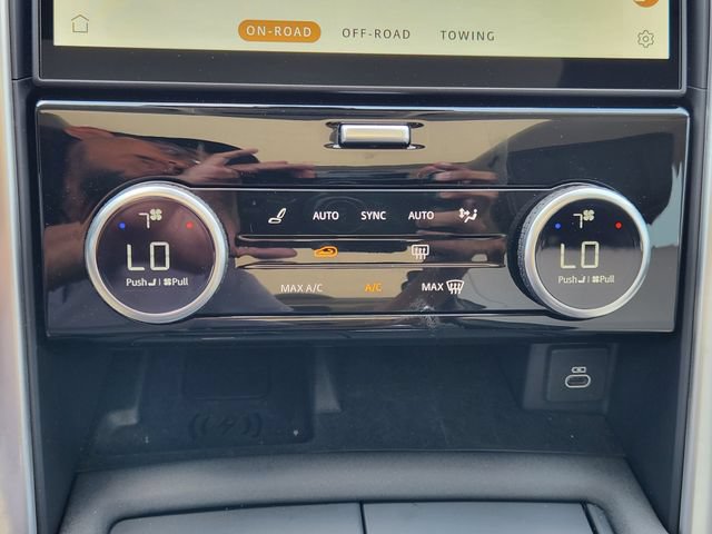 Used 2025 Land Rover Discovery Dynamic SE AWD/4WD image 14