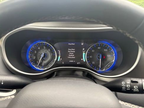 Used 2023 Chrysler Pacifica Touring-L FWD image 21