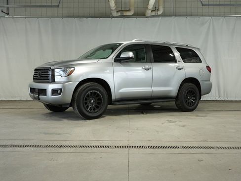 Used 2018 Toyota Sequoia SR5 image 1