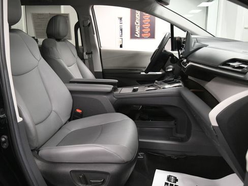 Used 2024 Toyota Sienna XLE FWD image 28