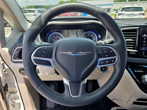 Used 2022 Chrysler Pacifica Touring-L FWD image 19