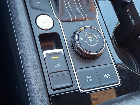 Used 2022 Volkswagen Atlas Cross Sport SEL Premium R-Line image 25