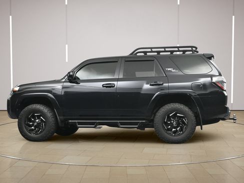 Used 2020 Toyota 4Runner TRD Off-Road AWD/4WD image 28