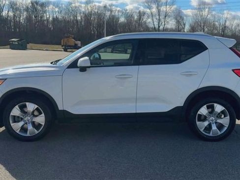 Used 2020 Volvo XC40 T5 Momentum image 5