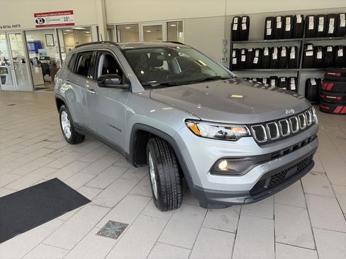 Used 2022 Jeep Compass Latitude w/ Convenience Group AWD/4WD image 3