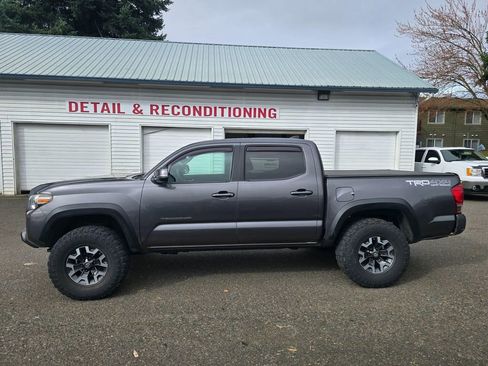 Used 2017 Toyota Tacoma TRD Off-Road w/ Tow Package image 6