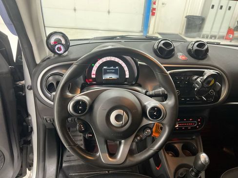 Used 2016 smart fortwo Prime RWD image 11