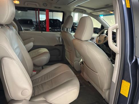 Used 2014 Toyota Sienna XLE w/ Entertainment Package FWD image 40