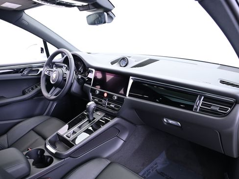 Certified 2025 Porsche Macan image 27