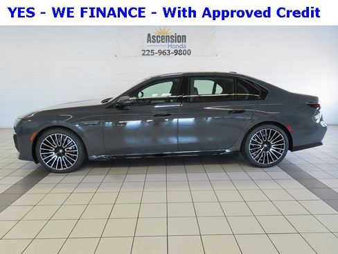 Used 2025 BMW 740i image 3