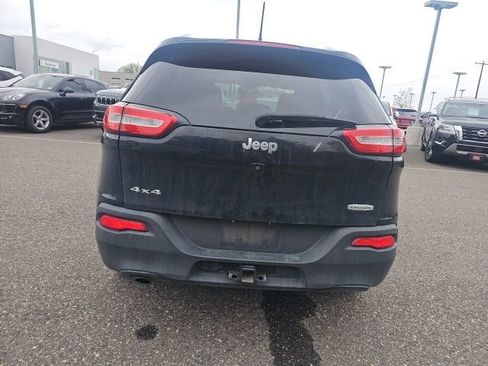 Used 2018 Jeep Cherokee Latitude Plus w/ Cold Weather Group AWD/4WD image 5