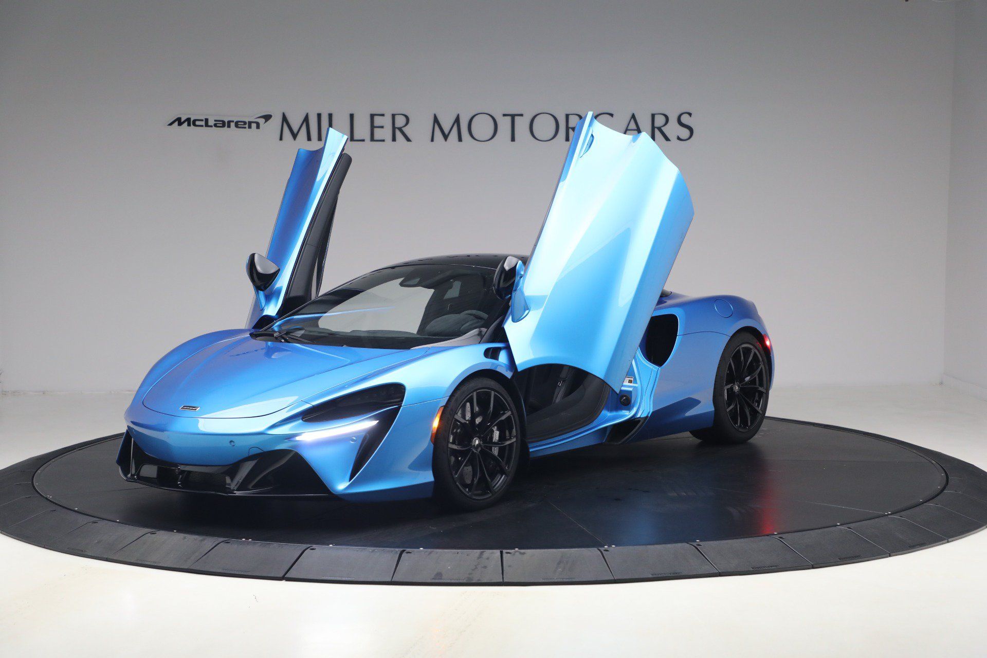 Used 2024 McLaren Artura RWD image 14