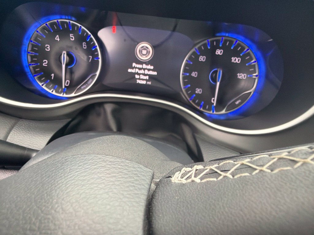 Used 2025 Chrysler Pacifica Select FWD image 2