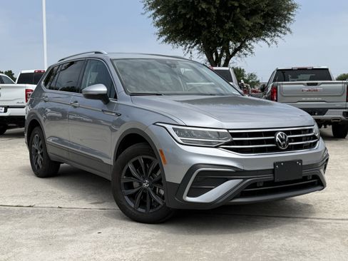 Used 2024 Volkswagen Tiguan SE AWD/4WD image 2