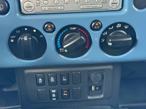 Used 2012 Toyota FJ Cruiser 4WD image 35