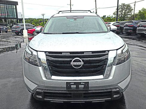 Used 2025 Nissan Pathfinder SV FWD image 2