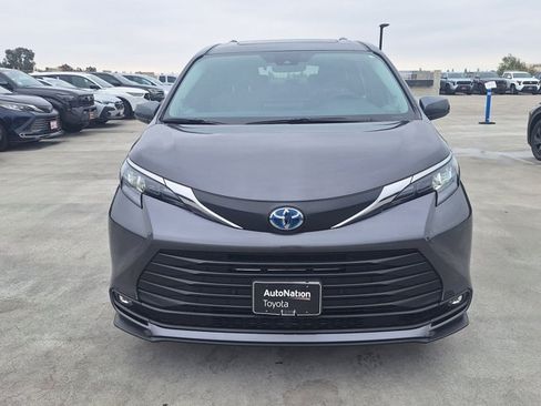Used 2025 Toyota Sienna XLE w/ XLE Plus Package FWD image 2