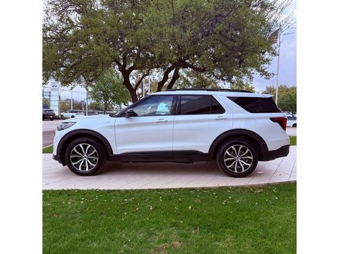 Used 2025 Ford Explorer ST-Line AWD/4WD image 9