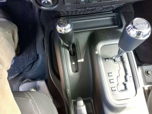 Used 2018 Jeep Wrangler Unlimited Sahara w/ Connectivity Group AWD/4WD image 15
