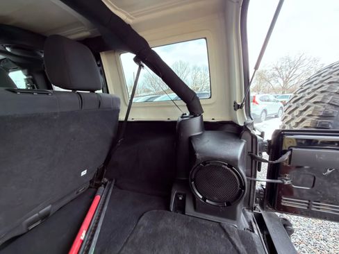 Used 2012 Jeep Wrangler Unlimited Rubicon w/ Max Tow Pkg AWD/4WD image 17