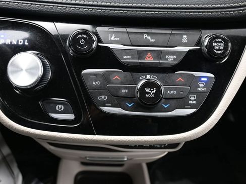 Certified 2024 Chrysler Pacifica Select image 23