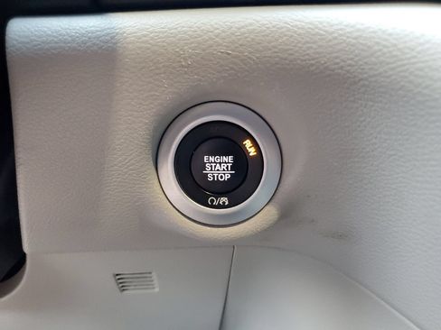 Used 2024 Chrysler Pacifica Touring-L FWD image 23