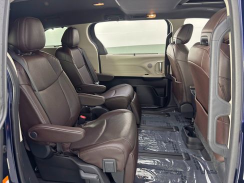 Used 2024 Toyota Sienna Platinum image 43