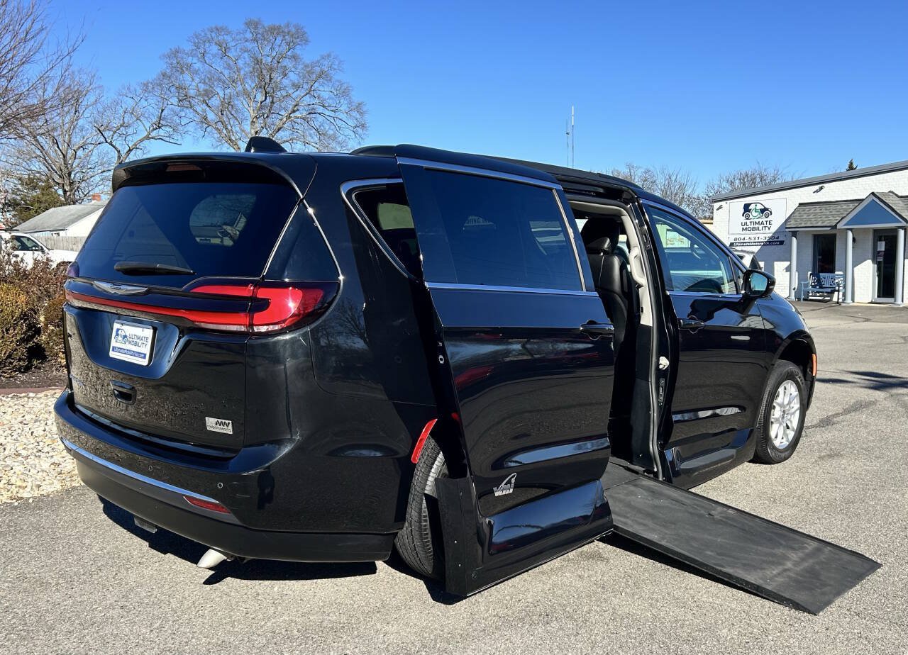 Used 2022 Chrysler Pacifica Touring-L FWD image 14