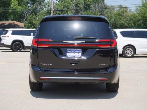 Used 2026 Chrysler Pacifica Limited FWD image 4