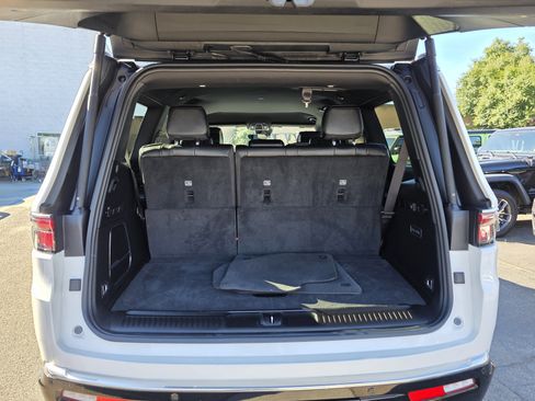 Certified 2025 Jeep Wagoneer Series II w/ 8-Passenger Seating Package image 19