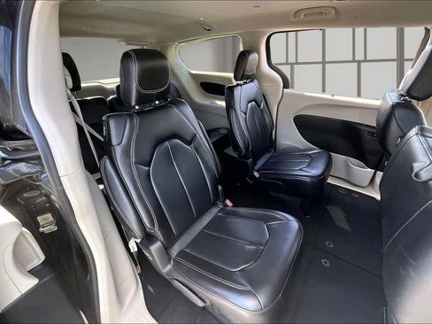 Used 2023 Chrysler Pacifica Touring-L FWD image 23
