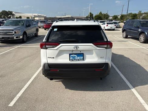 Used 2019 Toyota RAV4 XLE Premium FWD image 4