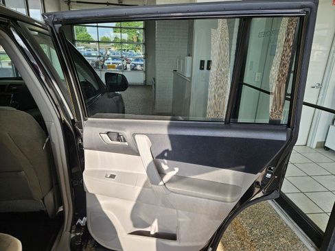 Used 2013 Toyota Highlander Plus FWD image 16