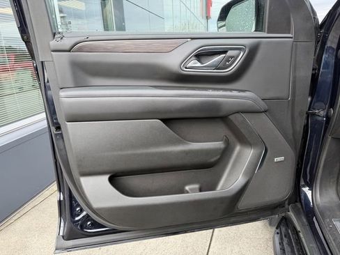 Used 2022 Chevrolet Suburban LT w/ LT Signature Package AWD/4WD image 11