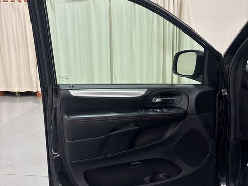Used 2019 Dodge Grand Caravan GT FWD image 18
